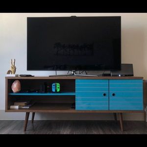 TV stand up to 60”